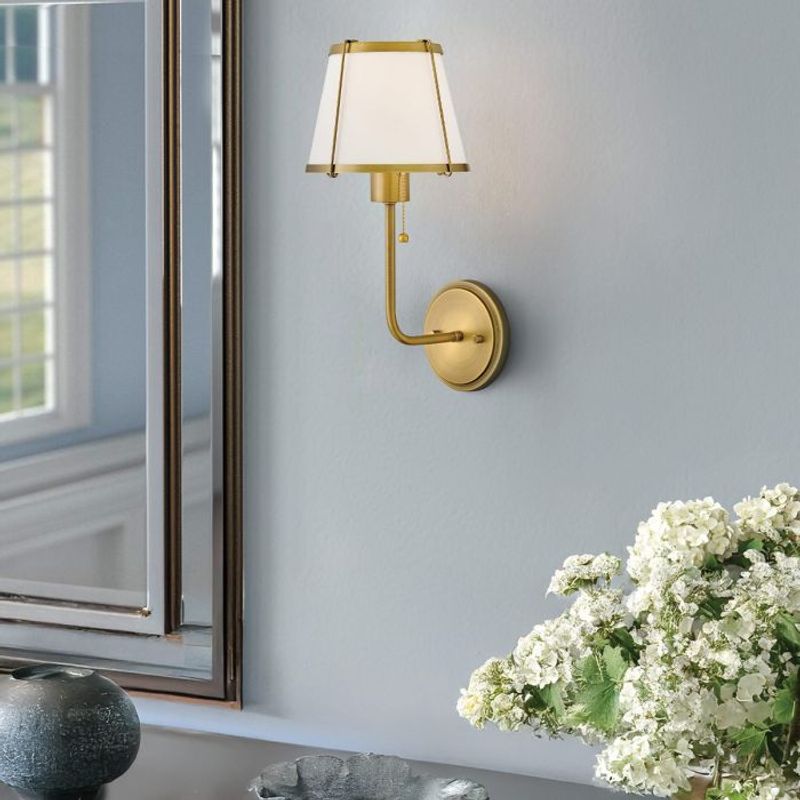 Clarke - Vegglampe i mørk messing